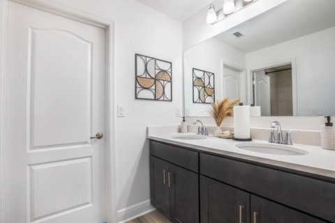 Townhouse in San Antonio, Florida 3 bedrooms, 152.27 sq.m. № 1911465 - photo 11