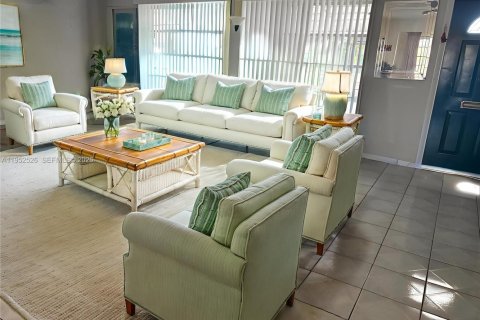 House in Boynton Beach, Florida 2 bedrooms, 122.35 sq.m. № 2006706 - photo 3