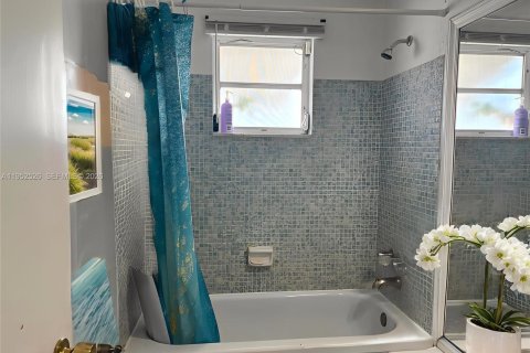 House in Boynton Beach, Florida 2 bedrooms, 122.35 sq.m. № 2006706 - photo 11