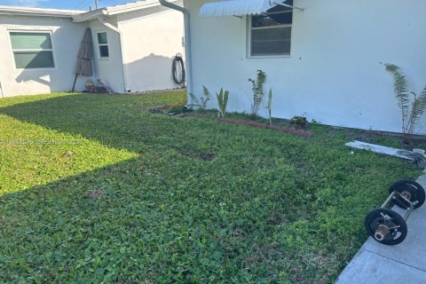 House in Boynton Beach, Florida 2 bedrooms, 122.35 sq.m. № 2006706 - photo 25