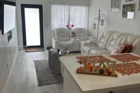 Villa ou maison à louer à Miami, Floride: 3 chambres, 93.55 m2 № 2402290 - photo 12