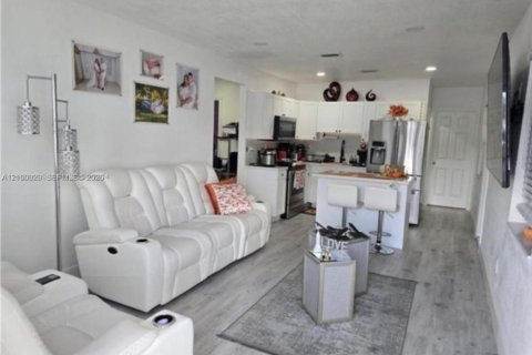 Villa ou maison à louer à Miami, Floride: 3 chambres, 93.55 m2 № 2402290 - photo 2