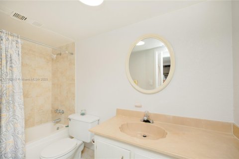 Condo in North Lauderdale, Florida, 1 bedroom  № 1863993 - photo 12