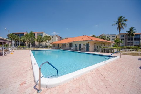 Condo in North Lauderdale, Florida, 1 bedroom  № 1863993 - photo 14