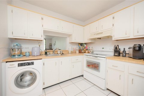 Condo in North Lauderdale, Florida, 1 bedroom  № 1863993 - photo 7