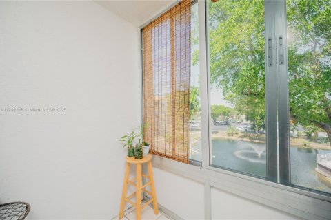 Condo in North Lauderdale, Florida, 1 bedroom  № 1863993 - photo 11