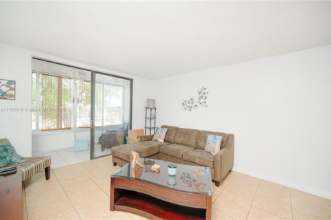 Condo in North Lauderdale, Florida, 1 bedroom  № 1863993 - photo 2
