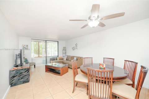 Condo in North Lauderdale, Florida, 1 bedroom  № 1863993 - photo 1