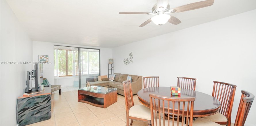 Condo in North Lauderdale, Florida, 1 bedroom  № 1863993