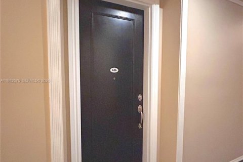 Снять в аренду квартиру в Корал-Гейблс, Флорида 1 спальня, 64.75м2, № 2080509 - фото 2