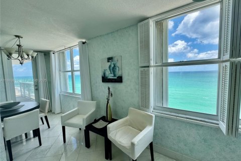 Condo in Hollywood, Florida, 2 bedrooms  № 2035541 - photo 15