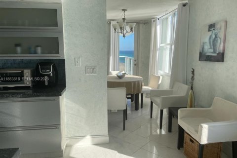 Condo in Hollywood, Florida, 2 bedrooms  № 2035541 - photo 16