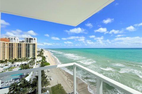 Condo in Hollywood, Florida, 2 bedrooms  № 2035541 - photo 3
