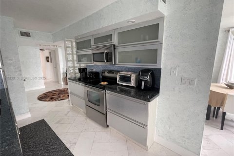 Condo in Hollywood, Florida, 2 bedrooms  № 2035541 - photo 23