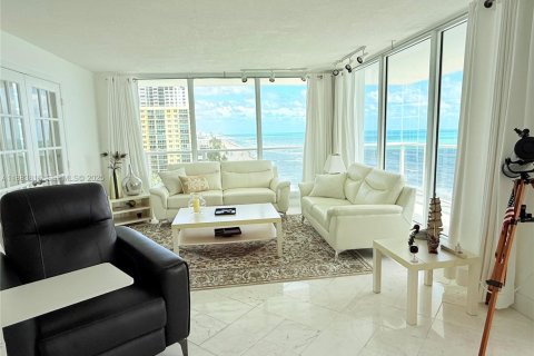 Condo in Hollywood, Florida, 2 bedrooms  № 2035541 - photo 8