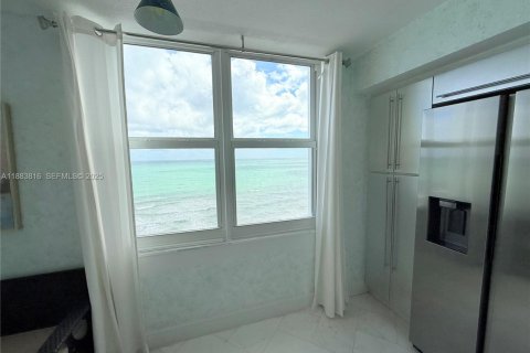 Condo in Hollywood, Florida, 2 bedrooms  № 2035541 - photo 13