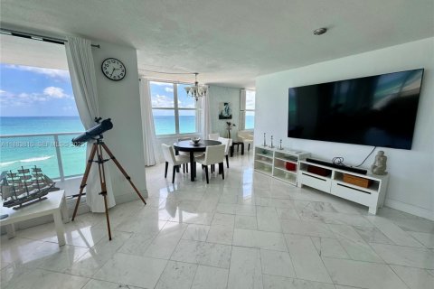 Condo in Hollywood, Florida, 2 bedrooms  № 2035541 - photo 10