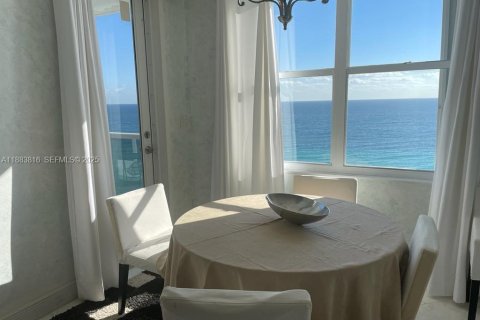 Condo in Hollywood, Florida, 2 bedrooms  № 2035541 - photo 12