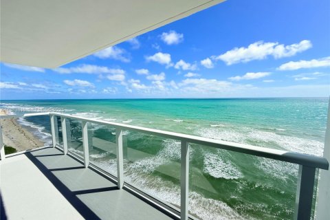 Condo in Hollywood, Florida, 2 bedrooms  № 2035541 - photo 2