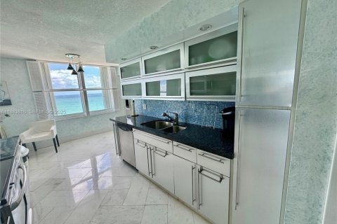 Condo in Hollywood, Florida, 2 bedrooms  № 2035541 - photo 20