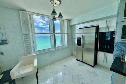 Condo in Hollywood, Florida, 2 bedrooms  № 2035541 - photo 14