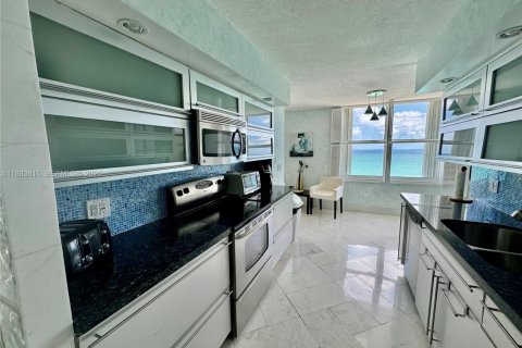 Condo in Hollywood, Florida, 2 bedrooms  № 2035541 - photo 19