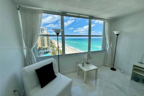 Condo in Hollywood, Florida, 2 bedrooms  № 2035541 - photo 27