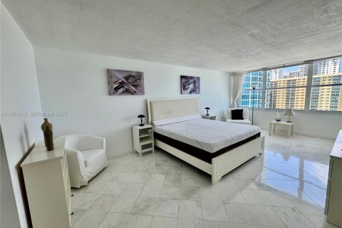 Condo in Hollywood, Florida, 2 bedrooms  № 2035541 - photo 25