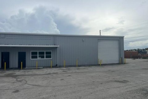 Commercial property in Apopka, Florida 1646.97 sq.m. № 2427133 - photo 3