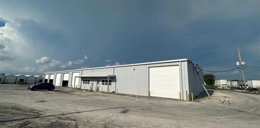 Commercial property in Apopka, Florida 1646.97 sq.m. № 2427133