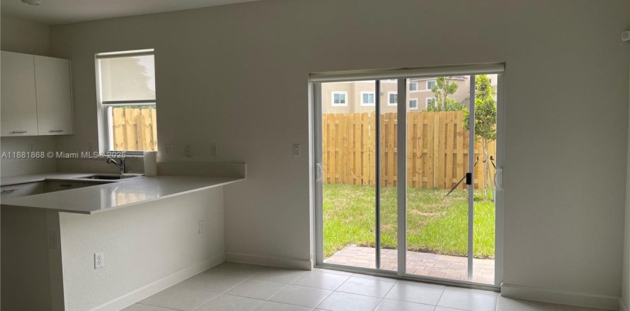 Townhouse in Miami, Florida 3 bedrooms, 138.33 sq.m. № 1924757