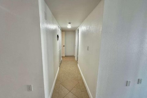 Снять в аренду квартиру в Уэст-Палм-Бич, Флорида 3 комнаты, 65.77м2, № 2394765 - фото 8
