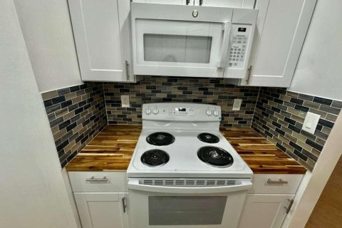 Снять в аренду квартиру в Уэст-Палм-Бич, Флорида 3 комнаты, 65.77м2, № 2394765 - фото 3