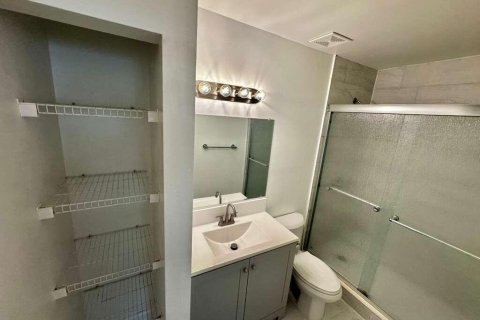 Снять в аренду квартиру в Уэст-Палм-Бич, Флорида 3 комнаты, 65.77м2, № 2394765 - фото 12