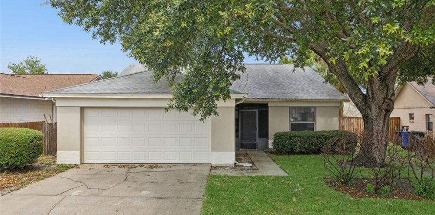House in Oviedo, Florida 3 bedrooms, 129.41 sq.m. № 2121126