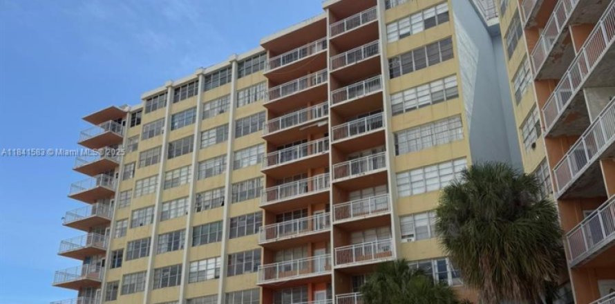 Кондоминиум с 1 спальней в Норт-Майами-Бич, Флорида № 1978622