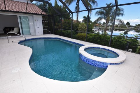 House in Punta Gorda, Florida 4 bedrooms, 301.84 sq.m. № 1658899 - photo 3