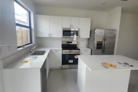 Снять в аренду таунхаус в Хомстед, Флорида 3 спальни, 123.37м2, № 2027974 - фото 7