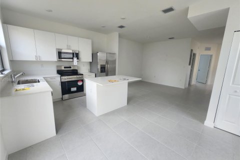 Снять в аренду таунхаус в Хомстед, Флорида 3 спальни, 123.37м2, № 2027974 - фото 6