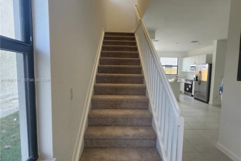 Снять в аренду таунхаус в Хомстед, Флорида 3 спальни, 123.37м2, № 2027974 - фото 2