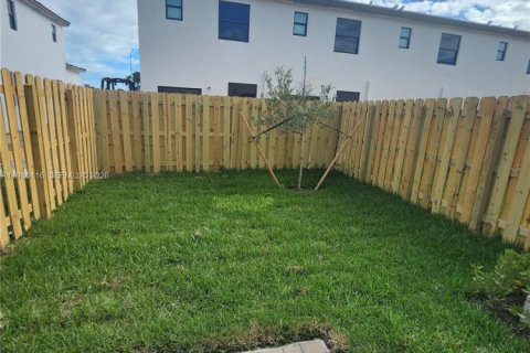 Снять в аренду таунхаус в Хомстед, Флорида 3 спальни, 123.37м2, № 2027974 - фото 17