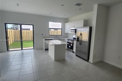 Снять в аренду таунхаус в Хомстед, Флорида 3 спальни, 123.37м2, № 2027974 - фото 5