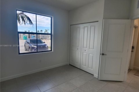 Снять в аренду таунхаус в Хомстед, Флорида 3 спальни, 123.37м2, № 2027974 - фото 9