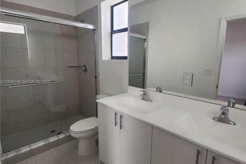 Снять в аренду таунхаус в Хомстед, Флорида 3 спальни, 123.37м2, № 2027974 - фото 16