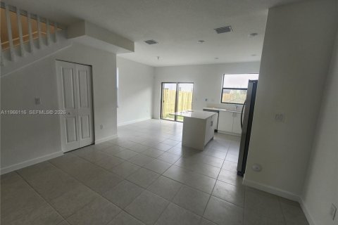 Снять в аренду таунхаус в Хомстед, Флорида 3 спальни, 123.37м2, № 2027974 - фото 3