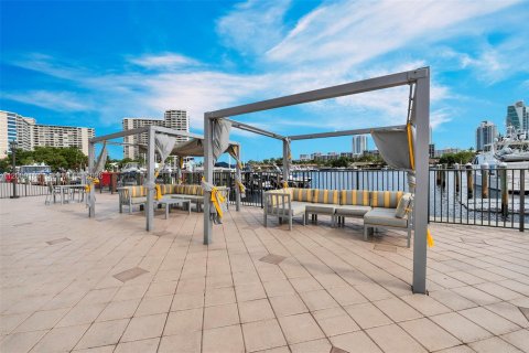 Condo in Hallandale Beach, Florida, 2 bedrooms № 2251056 - photo 18