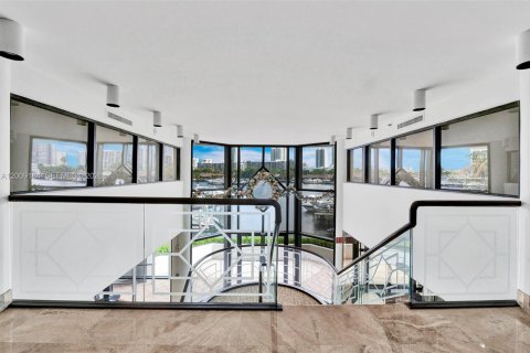 Condo in Hallandale Beach, Florida, 2 bedrooms № 2251056 - photo 21