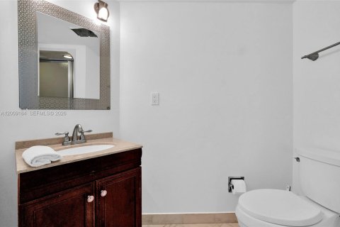 Condo in Hallandale Beach, Florida, 2 bedrooms № 2251056 - photo 13