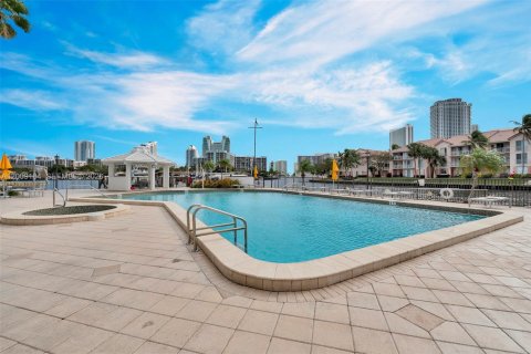 Condo in Hallandale Beach, Florida, 2 bedrooms № 2251056 - photo 16