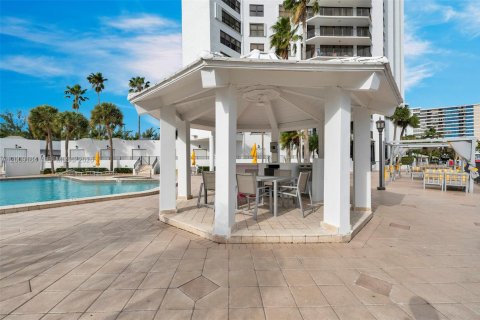 Condo in Hallandale Beach, Florida, 2 bedrooms № 2251056 - photo 17
